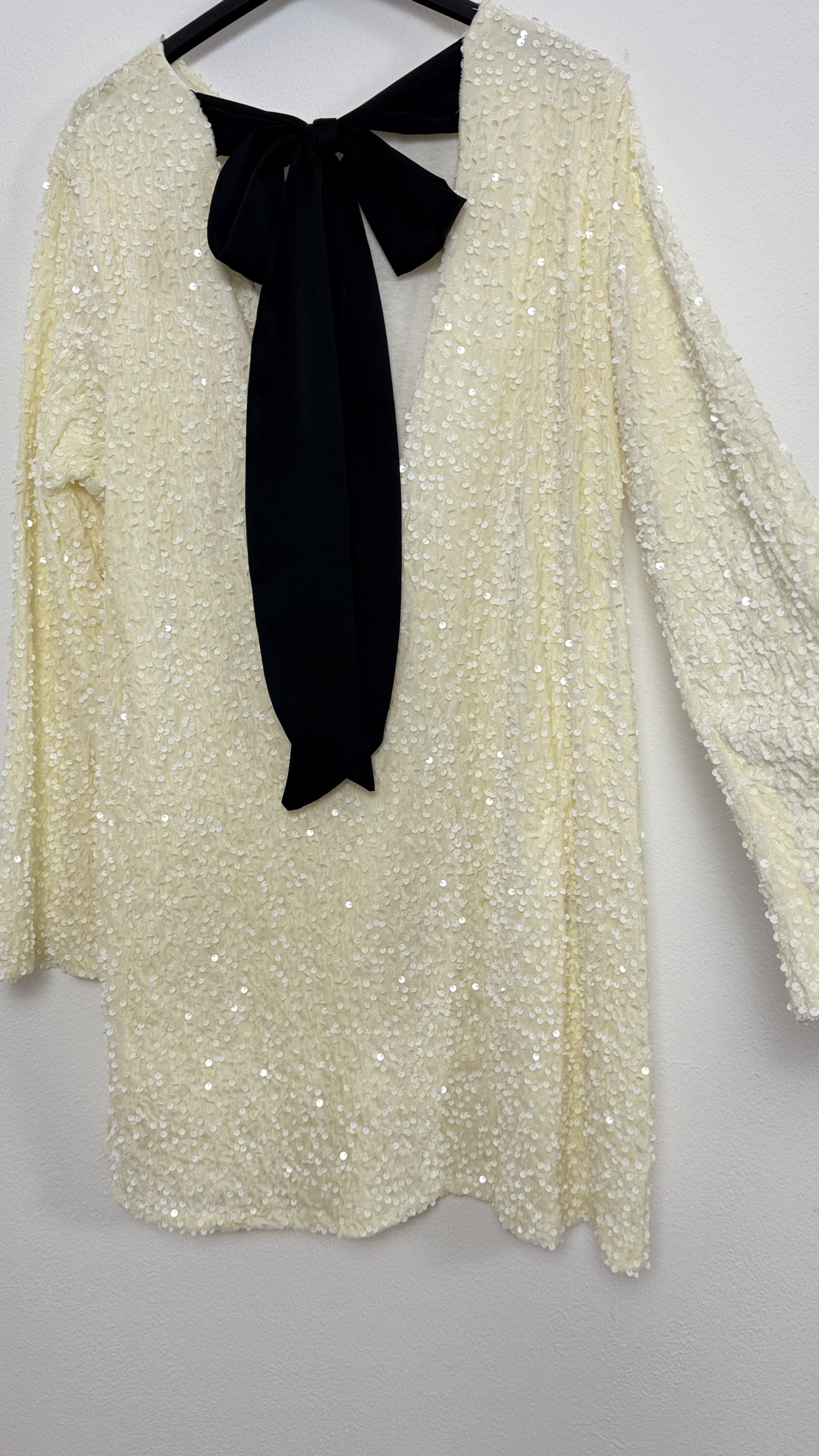 Paillettenkleid mit Schwarzer Schleife | Weiß/Schwarz